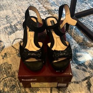 BeautiFeel Black Heeled Sandals with Bow